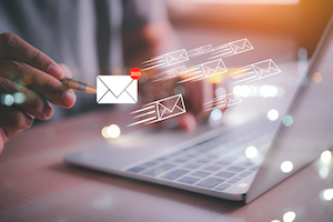 Effektivisera marknadsföringen med digitala nyhetsbrev businessman working with laptop sending email on virtual screen, email marketing concept, sending mass e-mails or digital newsletter to manage relationship with customers